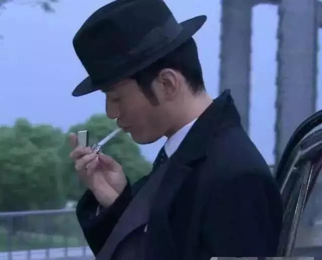 除了梁朝伟,陈冠希这个只用嘴点烟的动作简直太帅了说到点烟的事情就