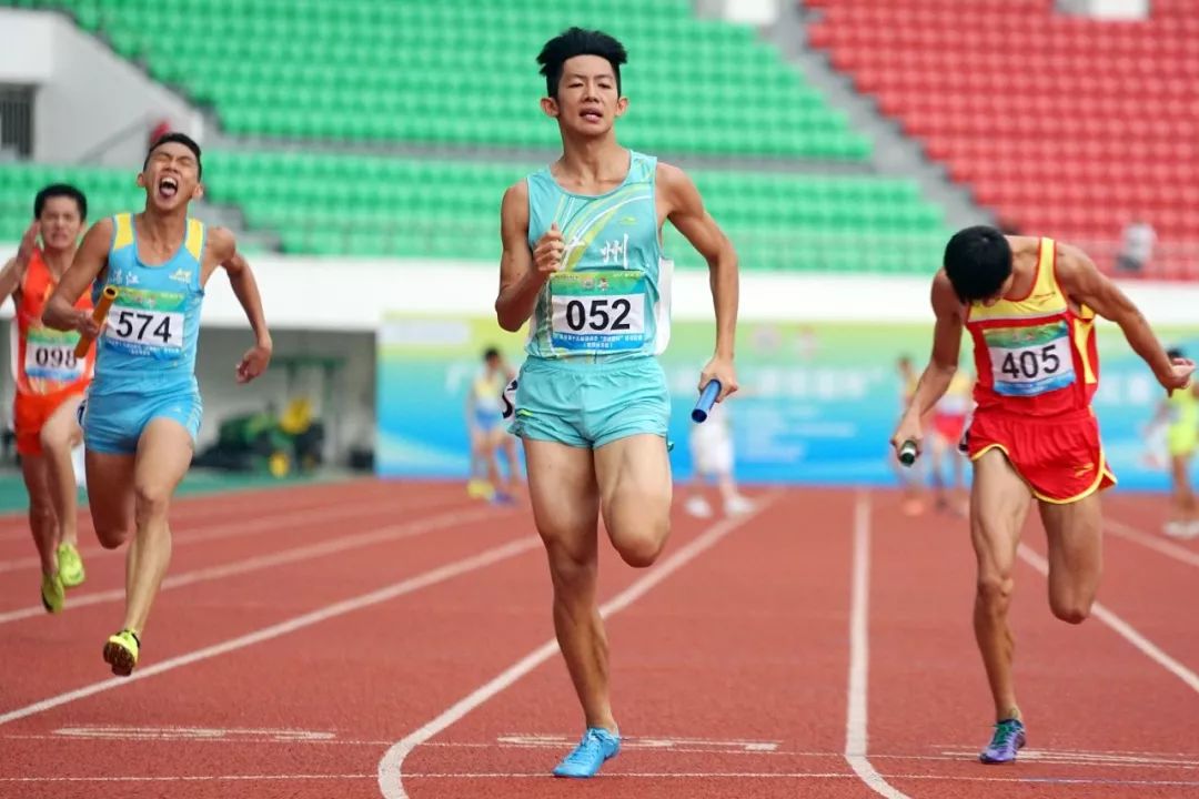 在男子甲组4x100米接力决赛中,广州队陈晓强,黄永炼,梁颖风,黄卓桦