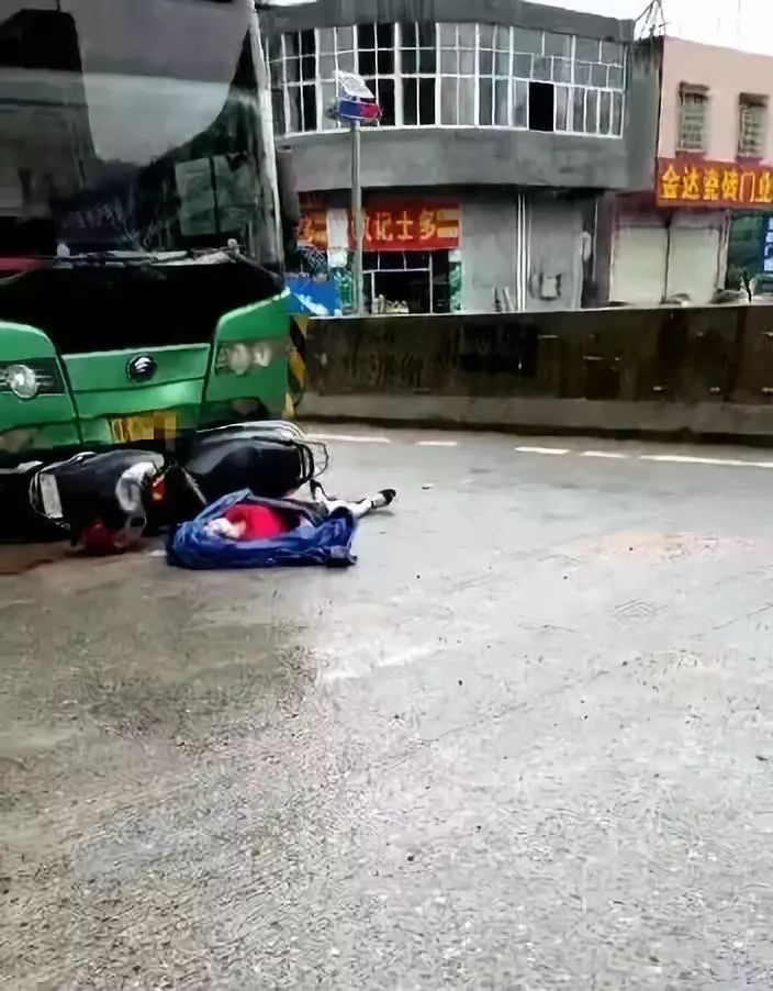 茂名一女司机过马路被撞倒身亡,看完监控视频脚都软了