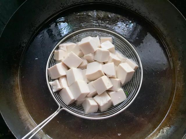 锅里放入清水,煮开后将豆腐放入锅中焯水,这一步会去除豆腐的腥味,吃