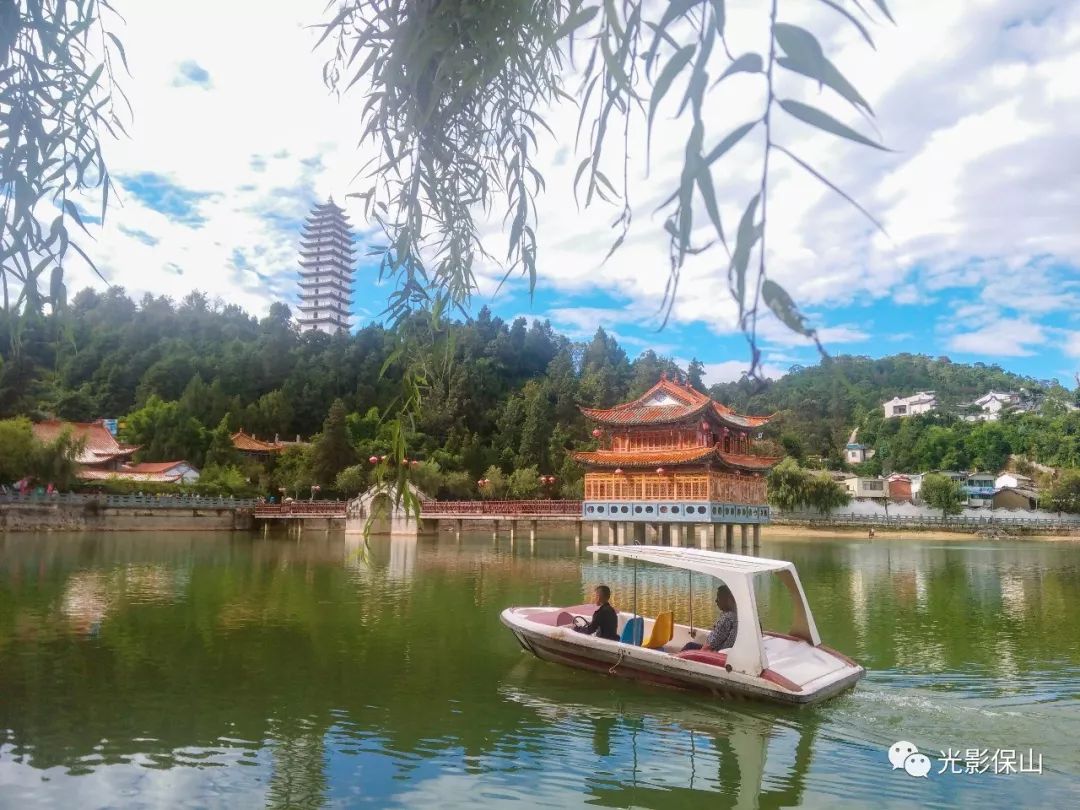 易罗池居云南省保山市隆阳区城西南隅,其景如诗如画,要景观为一池