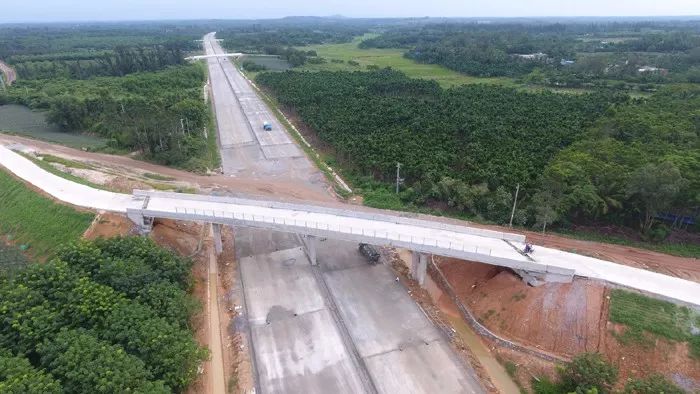 文琼高速公路琼海段已完成路基工程.