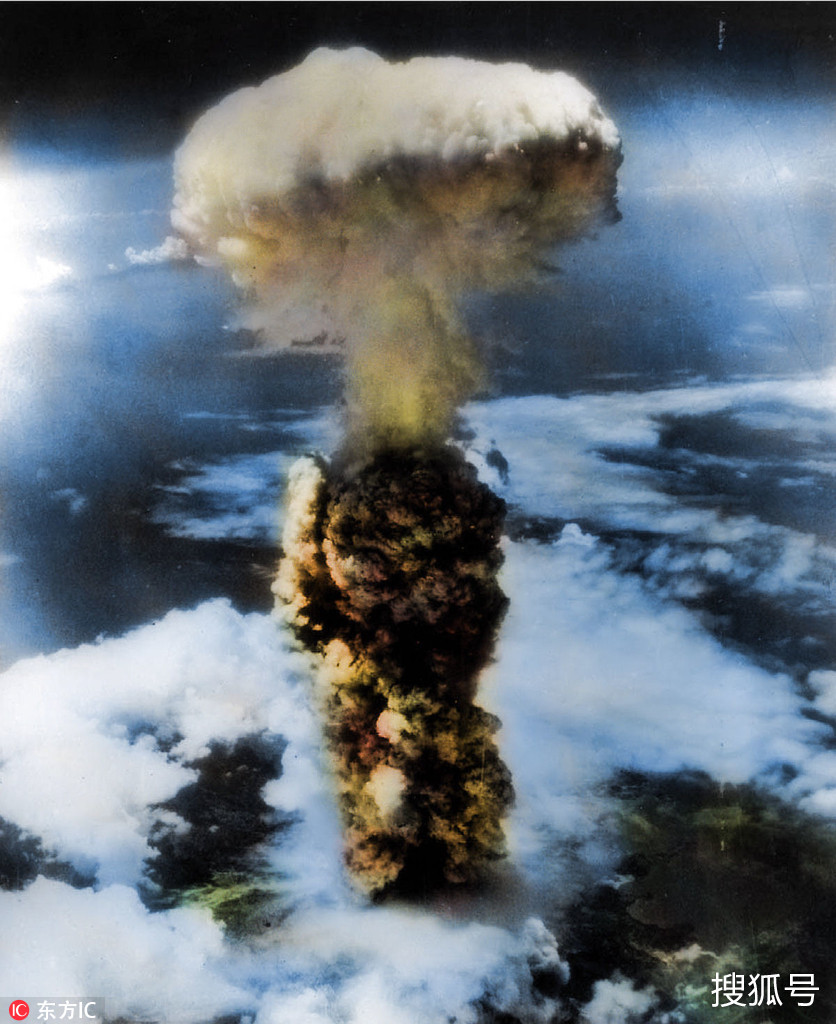 图为经过上色处理的原子弹爆炸造成的蘑菇云图片,原图在1945年摄于