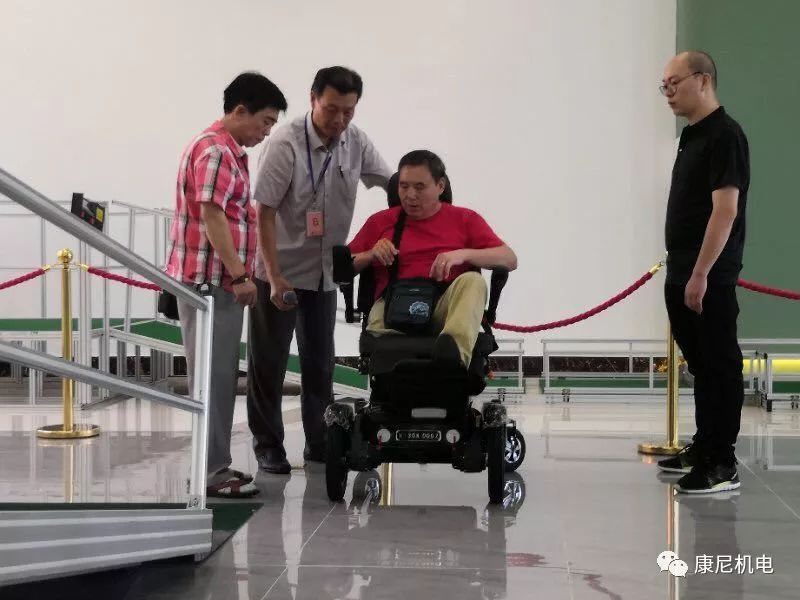 【江苏经济网】南京栖霞区肢残协会组织残疾朋友体验智能轮椅