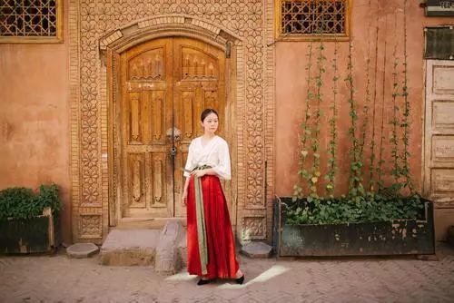 清华大学研究生毕业带着两大箱美服来新疆旅拍 “新疆比我想象得还要美”