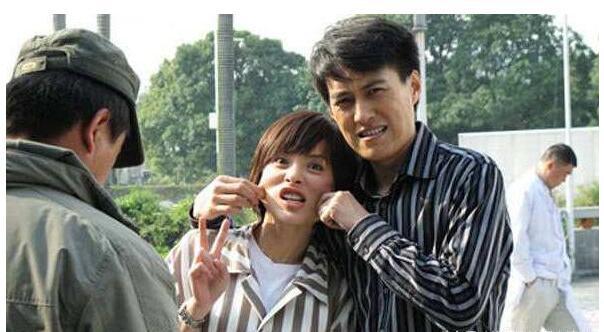 42岁靳东一家近照独宠娇妻15年儿子和爸爸长得一模一样