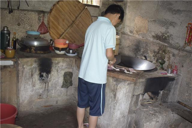 老人忙农活无暇做饭,11岁孩子成家中小厨师,炖肉炒菜样样会