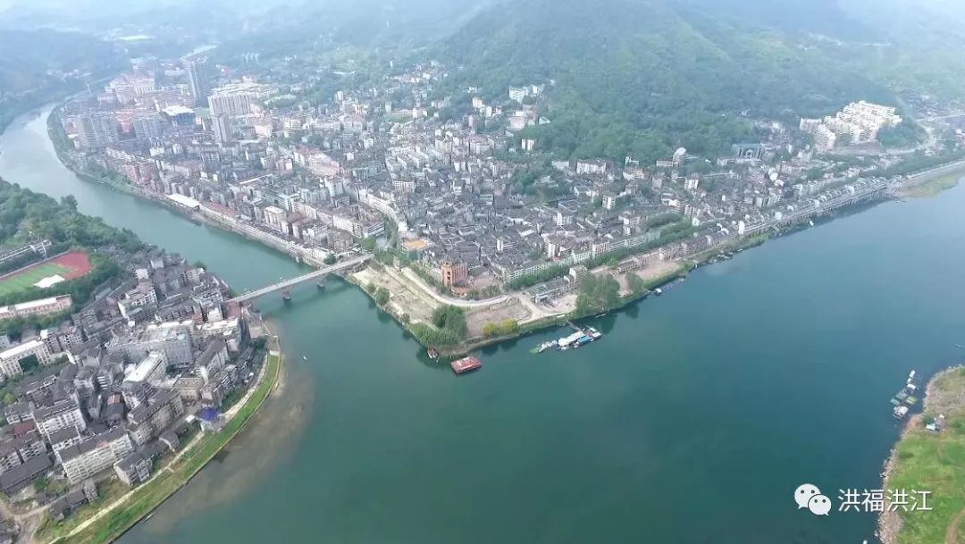 洪江区风景秀丽,人文底蕴深厚,有横岩竹海,洪江古商城,嵩云山国家森林