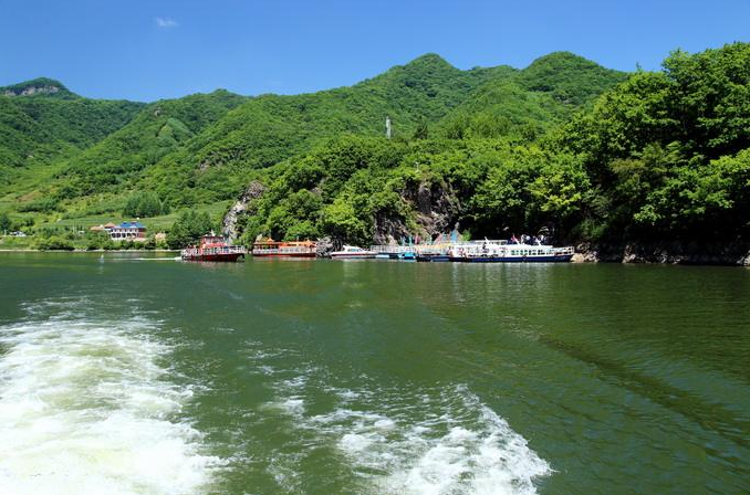 景区简介:青山湖位于丹东宽甸青山沟风景区内,是青山沟四大景区之一