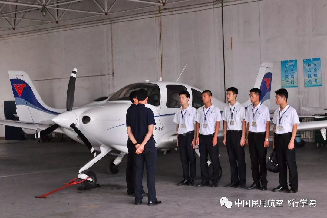 洛阳分院第一架飞机顺利起飞开飞现场教学小组机前指示安监人员检查