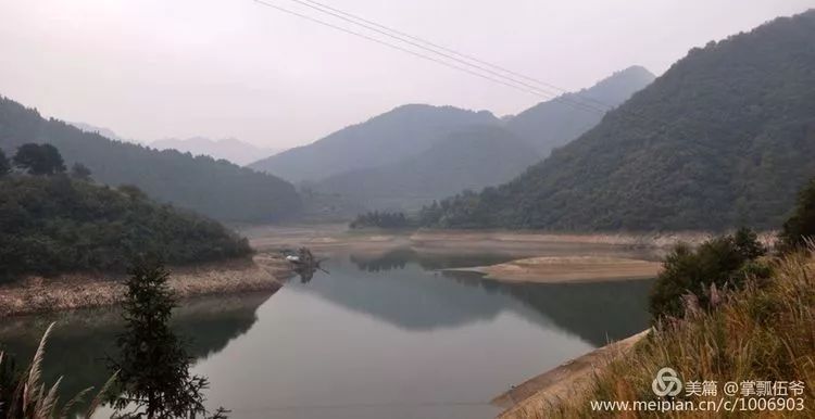 东蓝溪流经张家坪塘冲村后在张家滩两岔溪与西蓝溪汇合入岩屋潭水库.