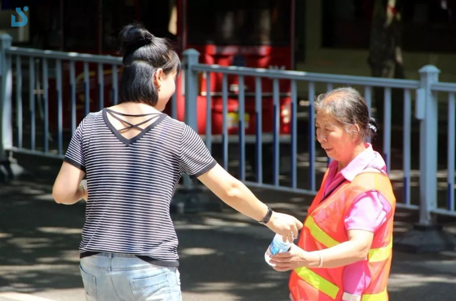 卢氏这个女店主好有爱小小善举感动一座城