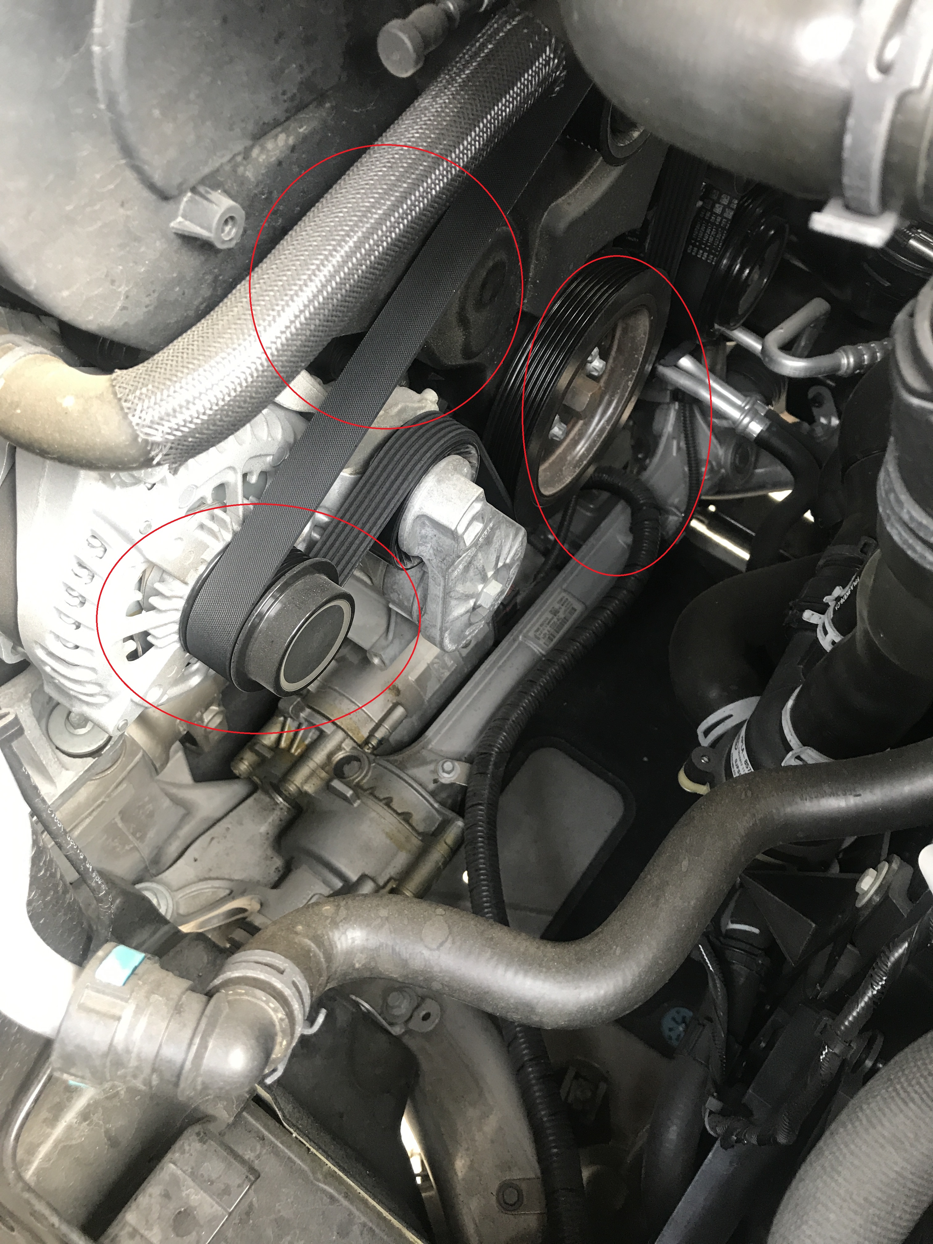 检查发动机前部易损件,惰轮,涨紧轮,发电机皮带未有更换痕迹存在.