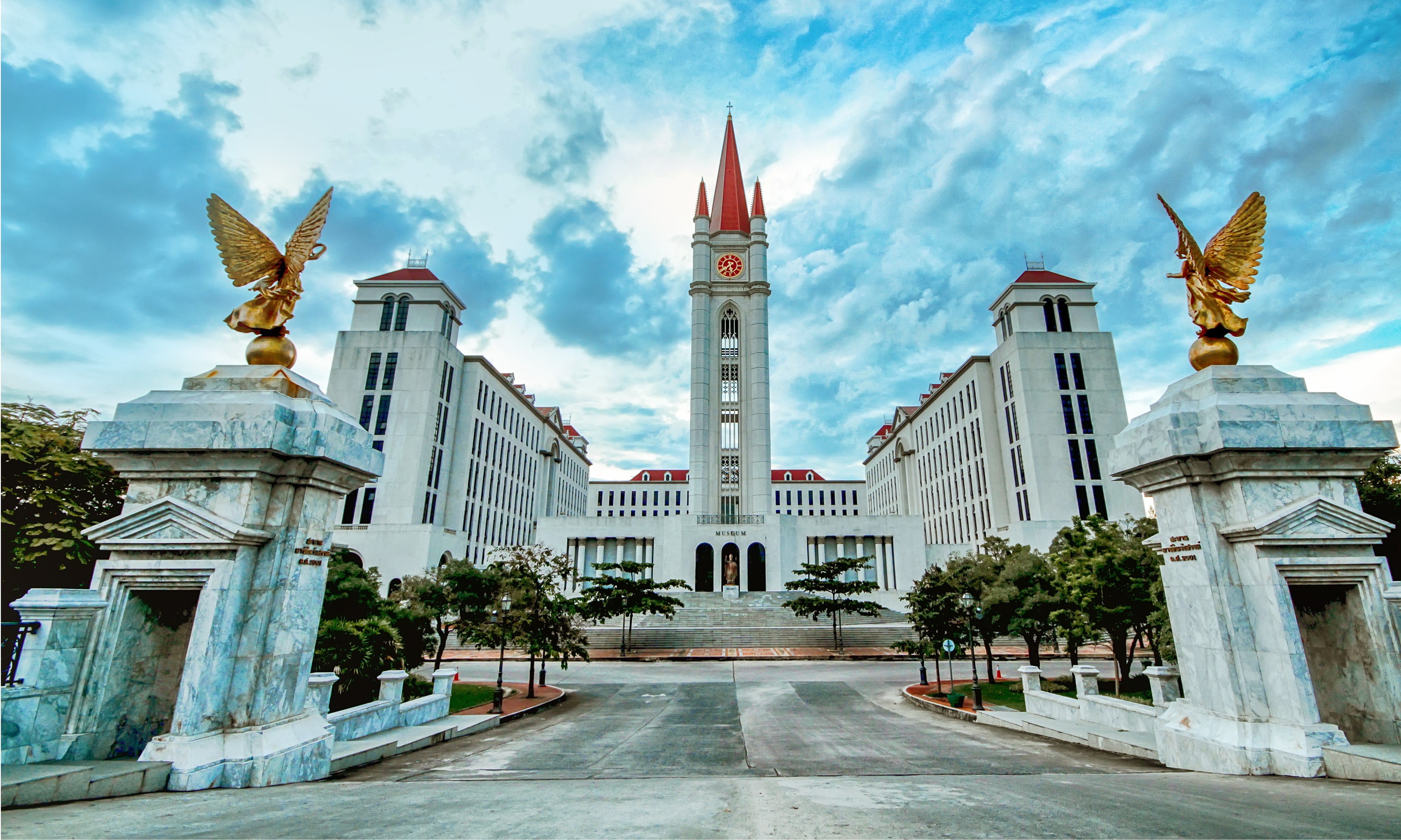 1901年,法国传教士圣·盖博瑞来到泰国创立了易三仓大学,所以学校都是