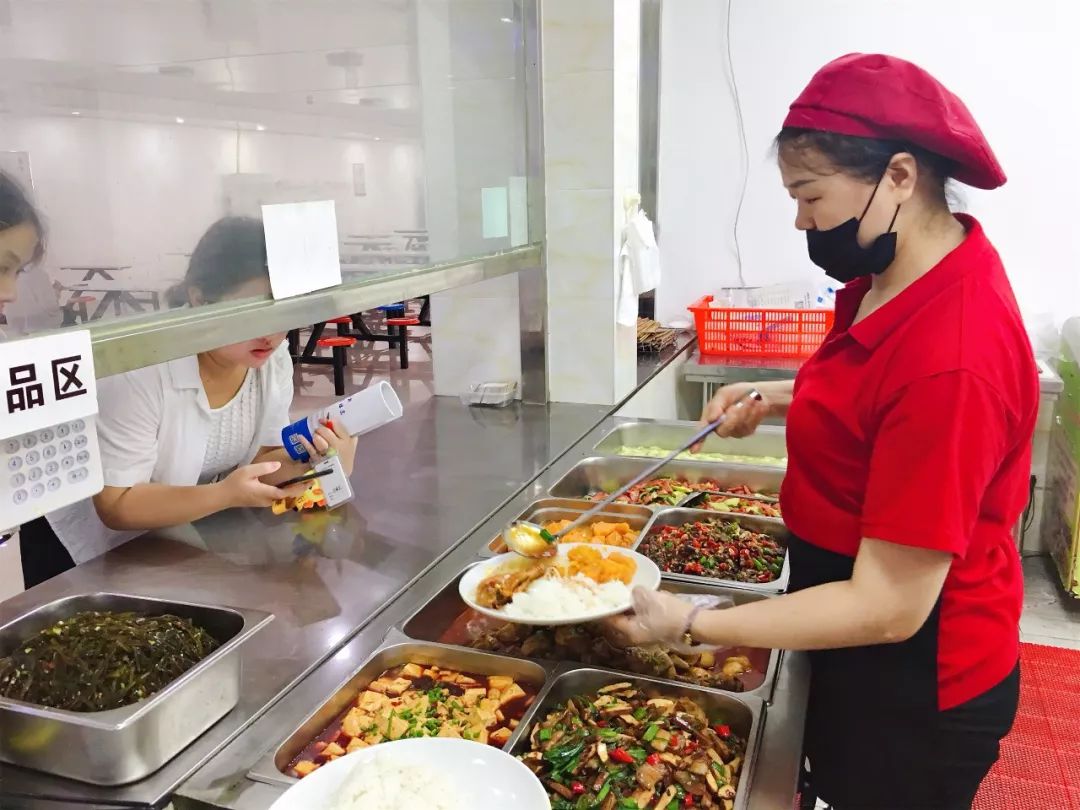 老总去食堂打饭_食堂阿姨打饭照片