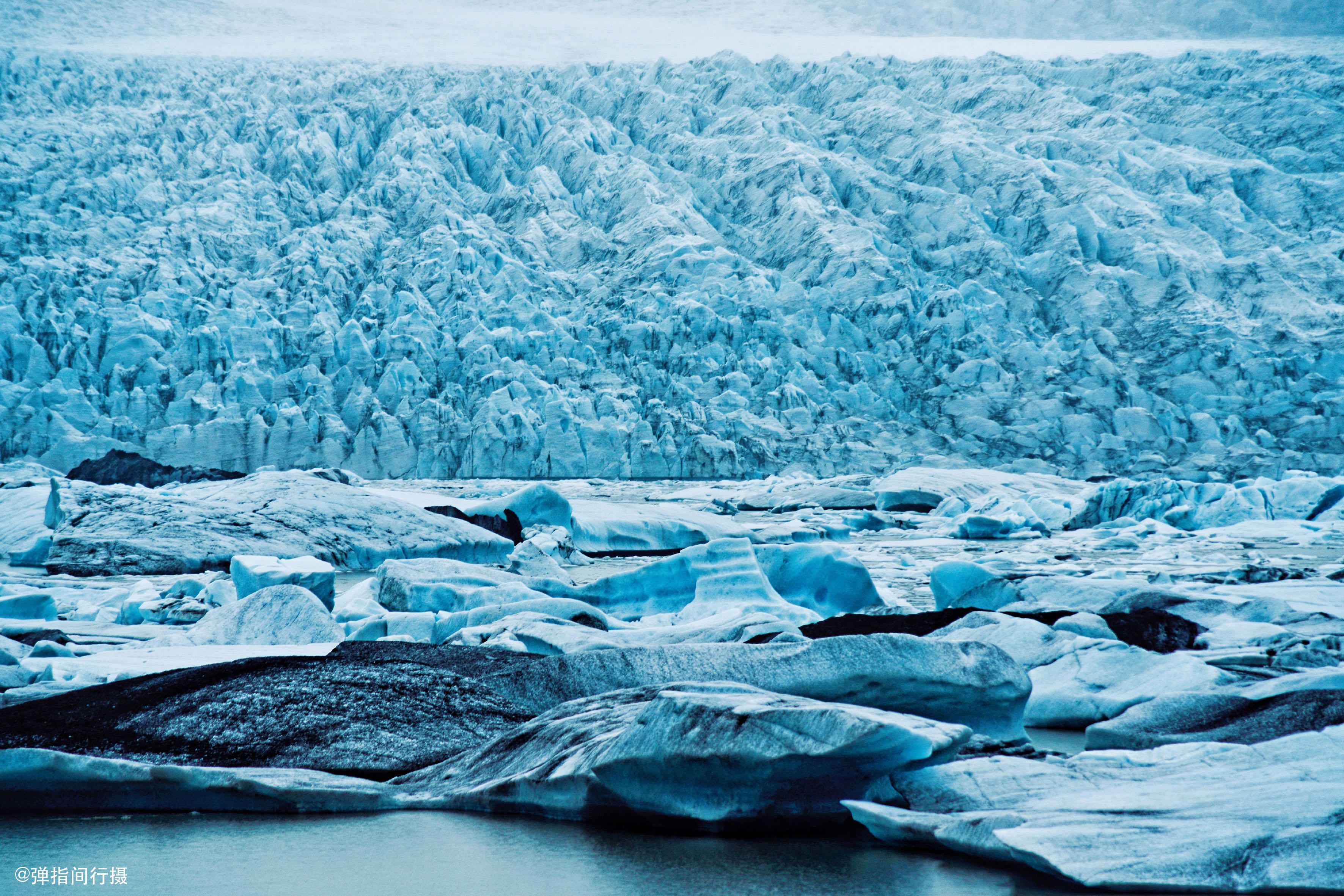 冰河融化露出河床河水蜿蜒曲折自然风景素材设计