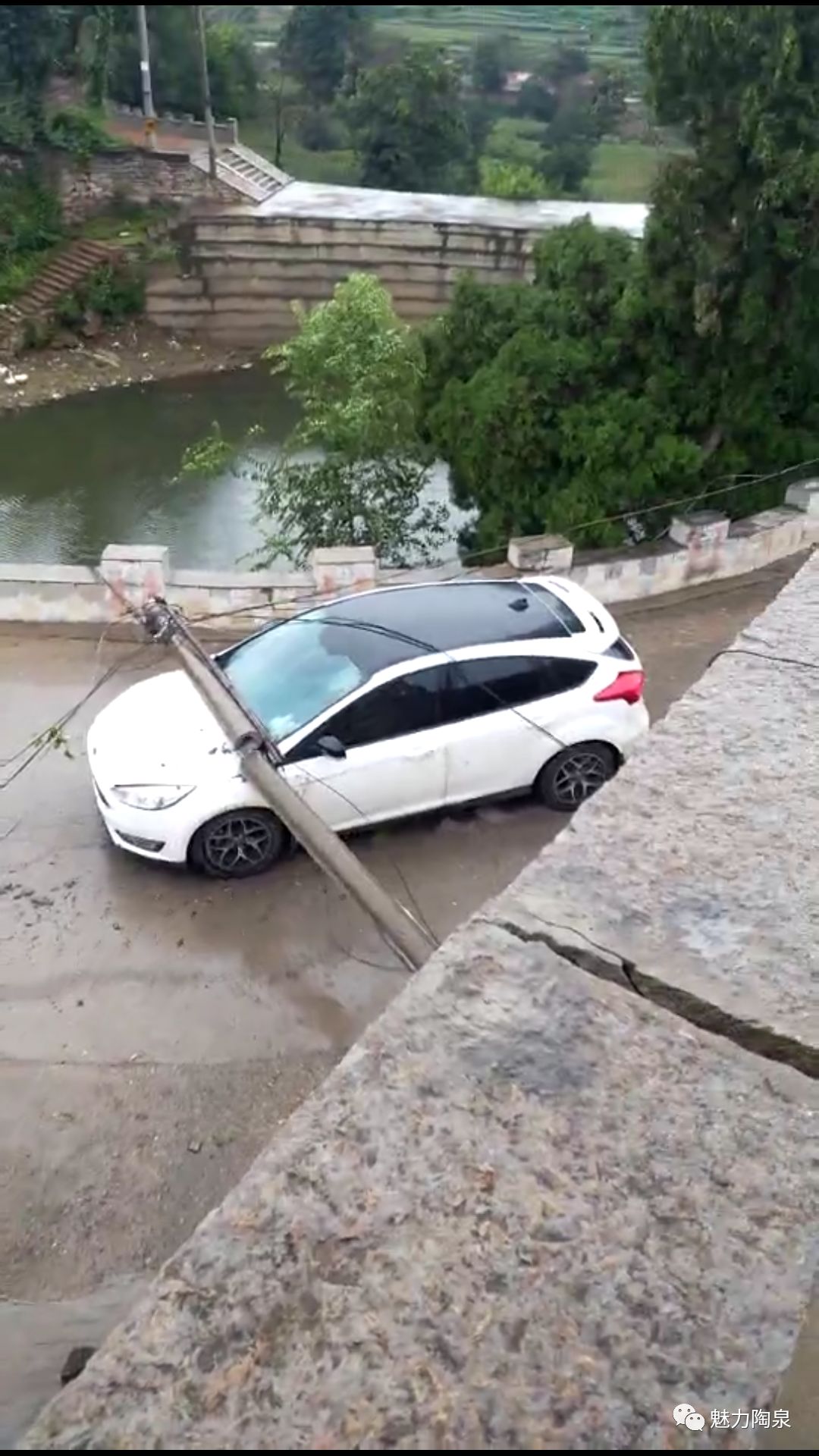 下雨天陶泉离奇的交通事故致使交通阻塞n个小时