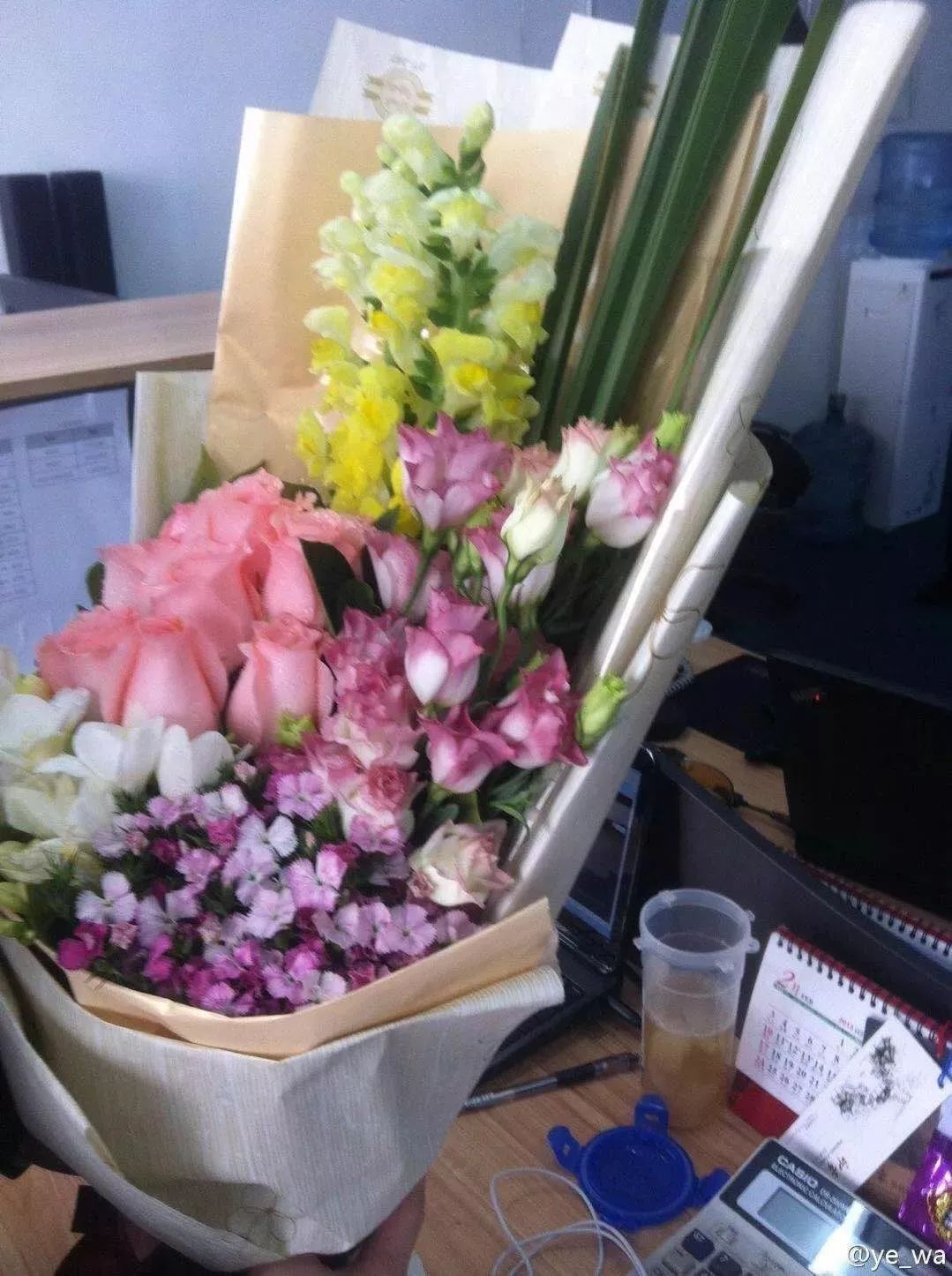 办公室收到鲜花,感叹谁送的