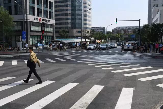 北京首个全向十字路口亮相石景山行人可斜穿过马路