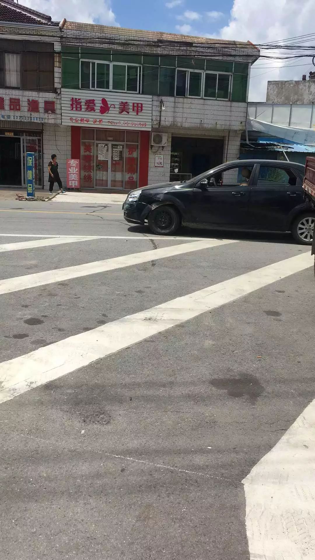 【第一现场】昨日中午靖海十字路口再发车祸,轿车跟电瓶车相撞