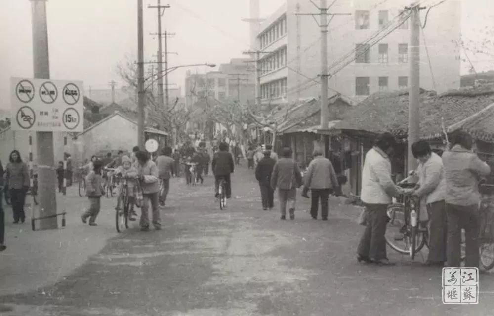 高楼林立,车来车往 已成为姜堰城里 坝口广场成了 举办各种大型活动