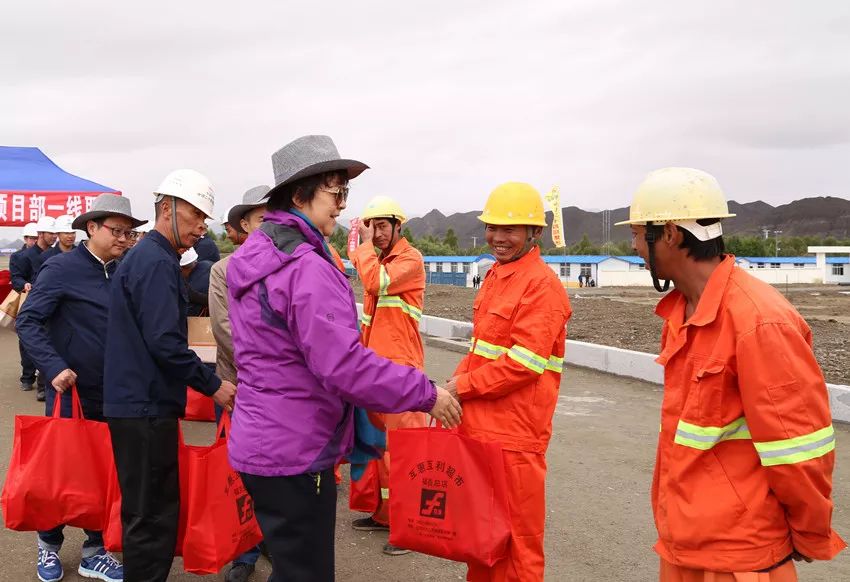 近日,上海市建交委副书记田赛男率代表团赴藏考察,在中铁二十四局党委