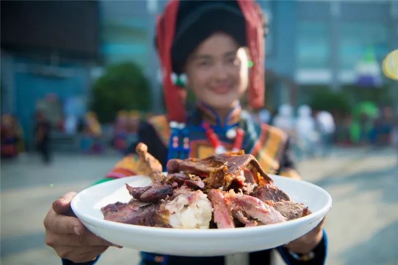 当地村民举办"坝坝宴",用特色烤羊,坨坨肉,腊肉等美食欢迎嘉宾们的到