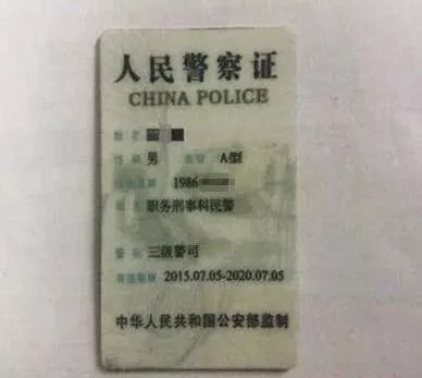 还包的男子 称自己姓李,是 南京刑警,并 当场出示了警官证.