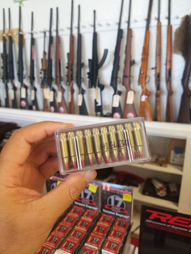 在美国小镇逛卖枪小店, 整个商店就像军火库一样