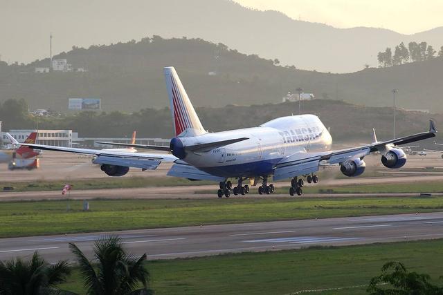 图为俄罗斯洲际航空b747降落三亚凤凰机场