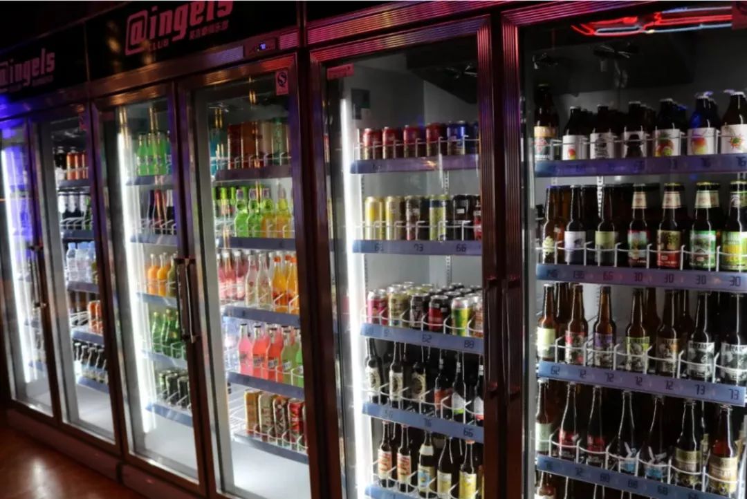 136种啤酒整齐列在冰柜之中