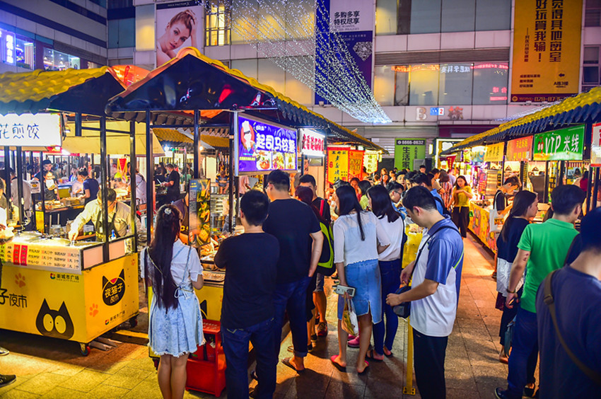 夜猫子夜市抓住夜间消费的"黄金时段"引导消费,转换消费,并带动相关