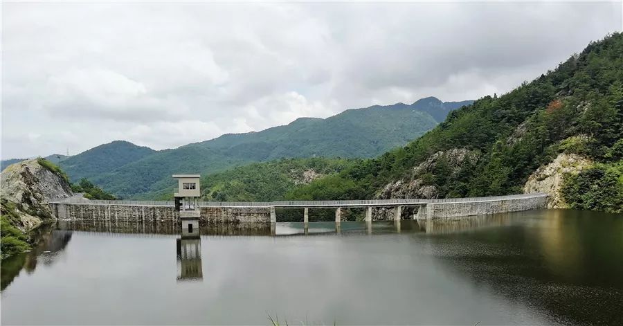 连日短时强降雨,八峰水库水位暴涨开始溢洪!