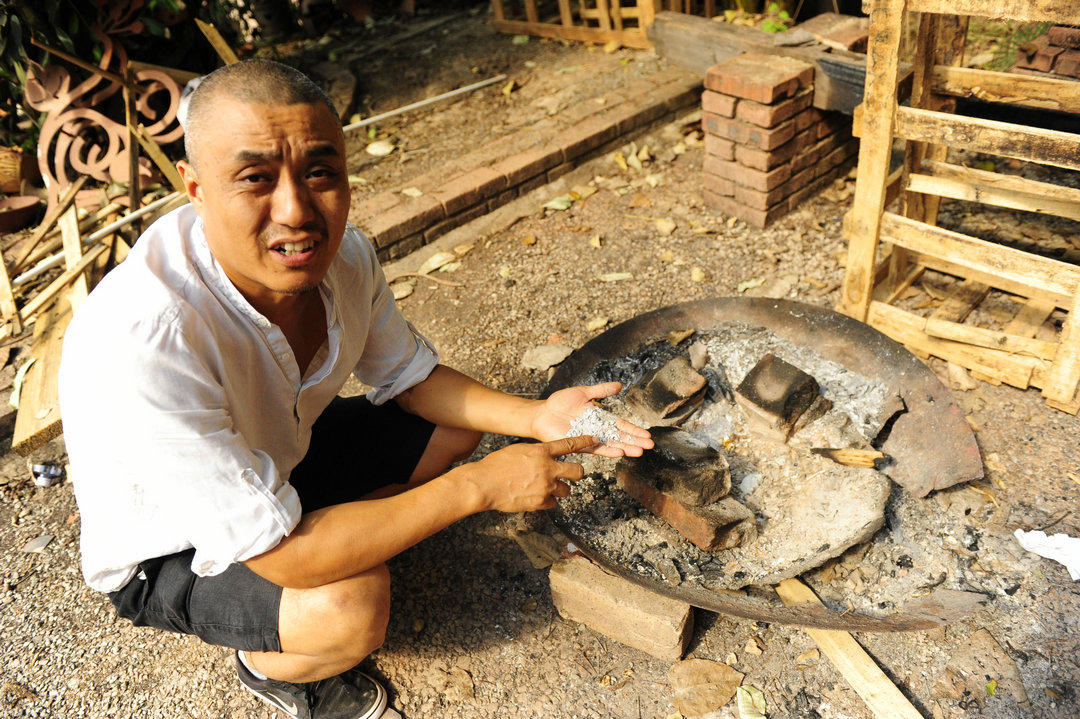 雨林深处的"非遗"手艺人:从油画到制陶 18年坚持称越来越难_邱以胜