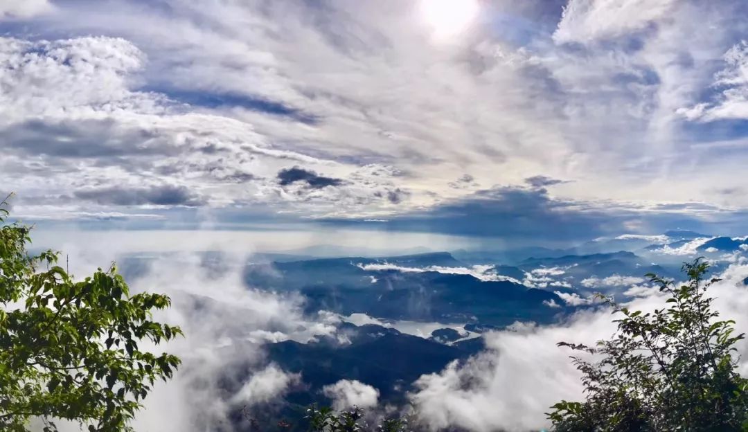 和最爱的人 来瓦屋山 观浩瀚的云海 看期待的日出 远离城市的喧嚣