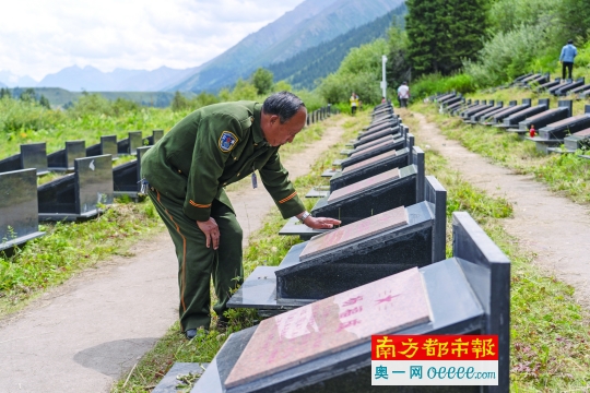 从北疆石油重镇独山子到乔尔玛,山路百转千回.