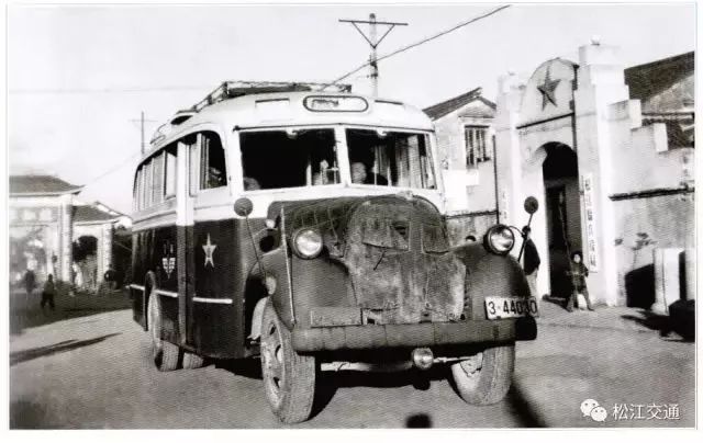 6320世纪50年代松江的公交车1959年1月,松江县划归上海市管辖,"松江