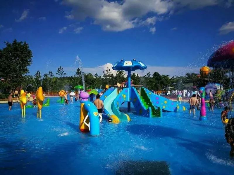 弥勒温泉水世界是一家老少皆宜的水上乐园,有众多游乐项目和充满异域