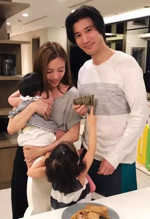 王力宏老婆很低调,微博可以看到的,也是温婉如玉那种,不是运动狂人.