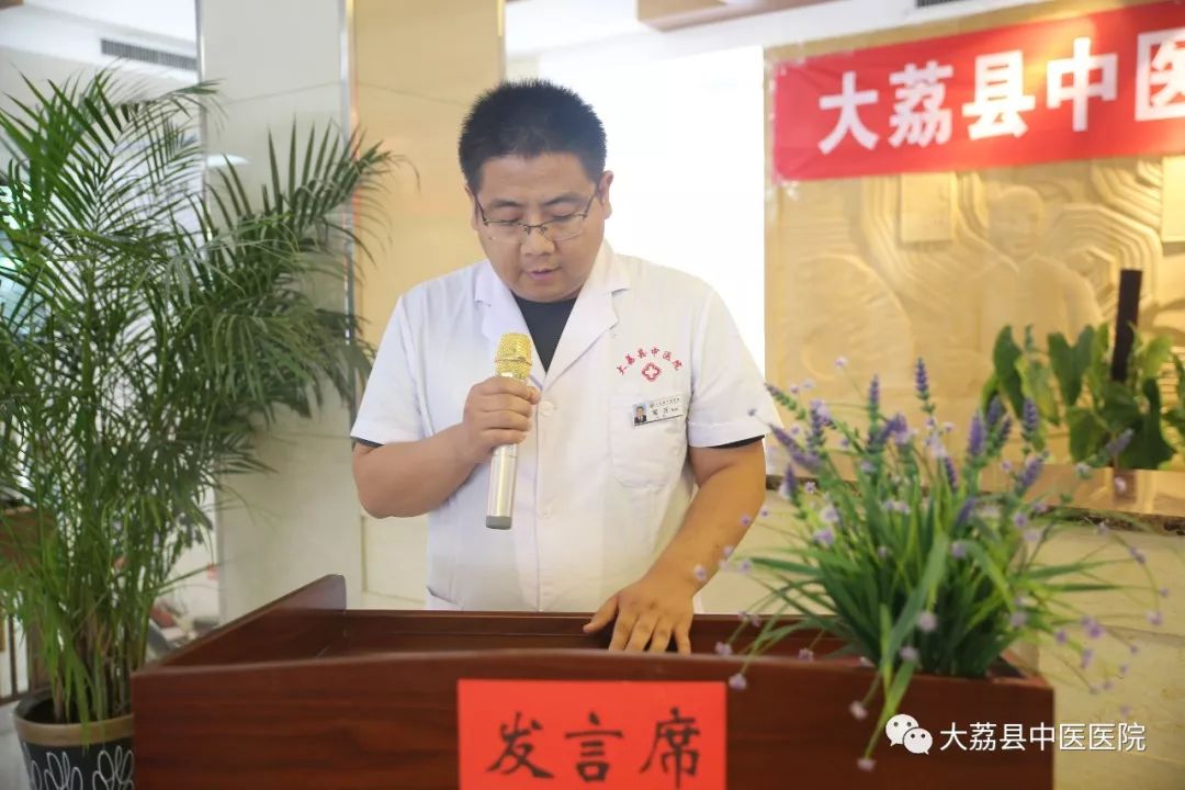 医师代表程庆学员代表焦峥锋医师代表胡婉丽带领全体同志宣誓作为医生