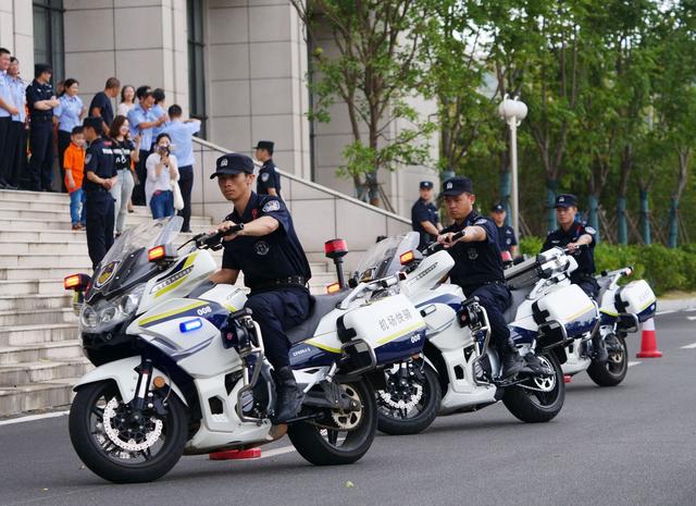 警宝们在巡特警支队队员的带领下参观了特种车辆和警用装备