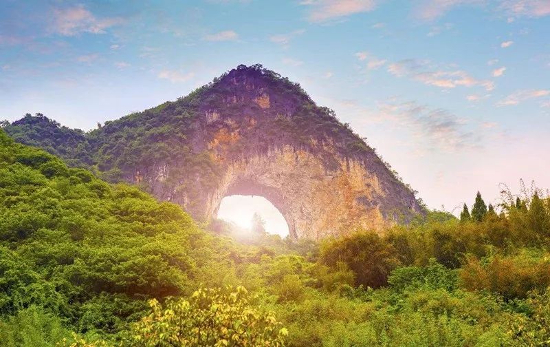 第三天:阳朔—桂林 早餐后,乘车前往远观【月亮山】神奇的山峰,不敢