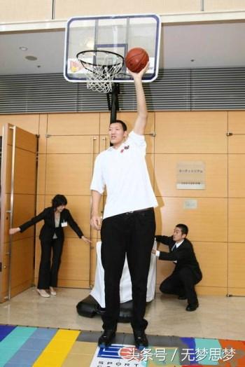 站立扣篮的篮球巨人,曾被誉为姚明二代,却因巨人症沦落到娱乐圈