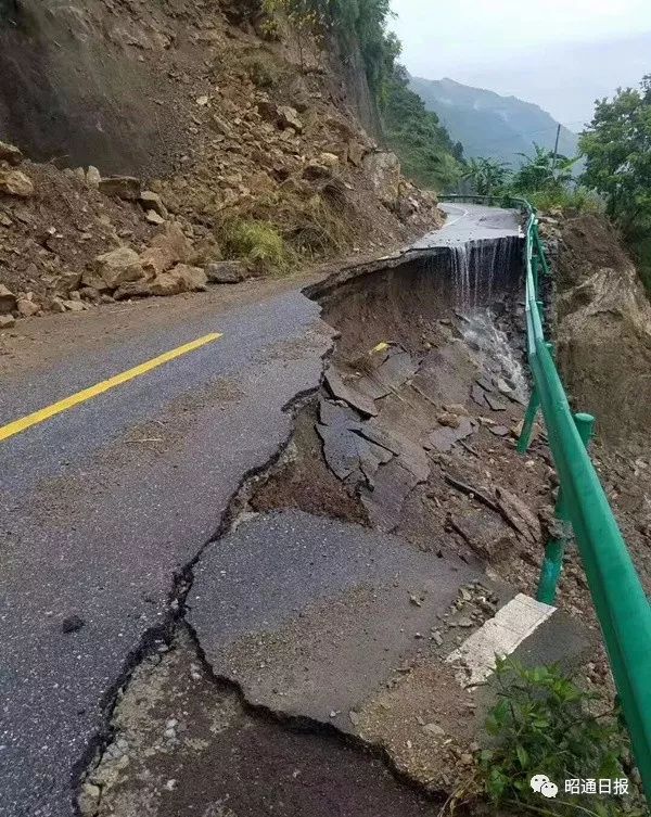 受强降雨天气影响,8月14日,永善县水竹乡集镇发生一起山体滑坡事故