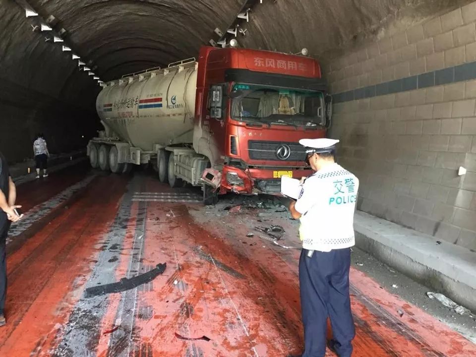 惨平江公路牛角垭隧道突发车祸川a大罐撞废丰田轿车