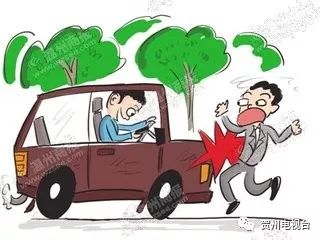 贺州男子开车看手机出车祸,附近居民做出这样的举动