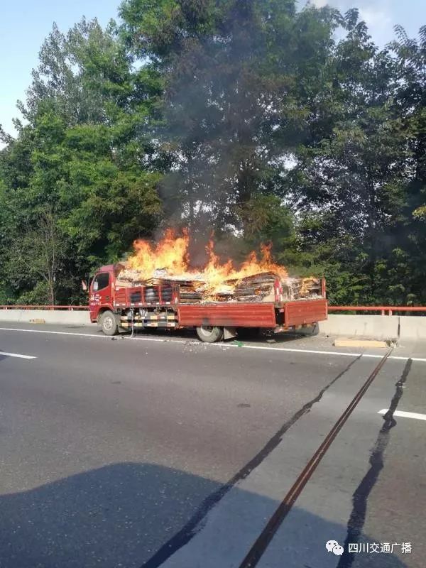今天下午,g4201成都绕城高速一货车发生自燃,现场火势