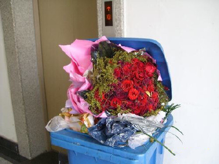 搞笑gif图:七夕,垃圾桶都收到花了,你收到了吗?
