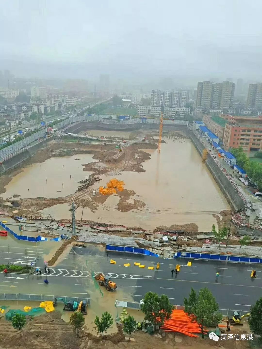 紧急通知:原菏泽西关体育场沿线的中华路,中和路部分路面塌陷,请市民