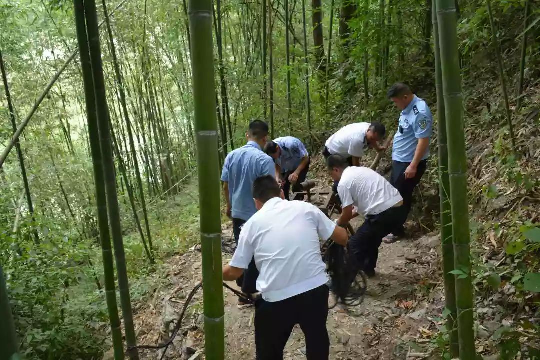 市,岚皋县,瀛湖联合执法收缴违法抬网捕鱼设施